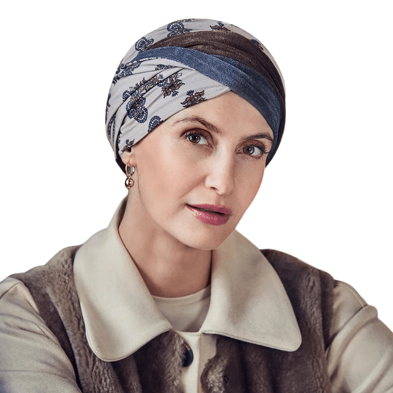 Frau mit Shakti Turban in Beige, Braun und Staubblau mit Paisley-Muster, Stirnband vorne gedreht