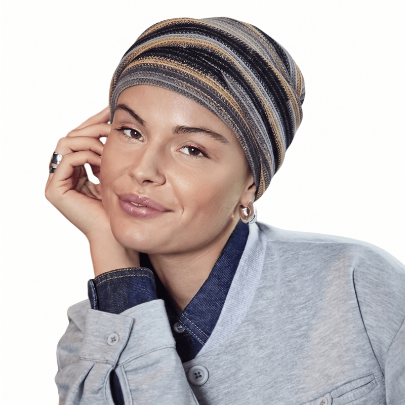 Lachende vrouw met Zoya tulband in Black Autumn Stripes patroon en zachte plooien, vooraanzicht