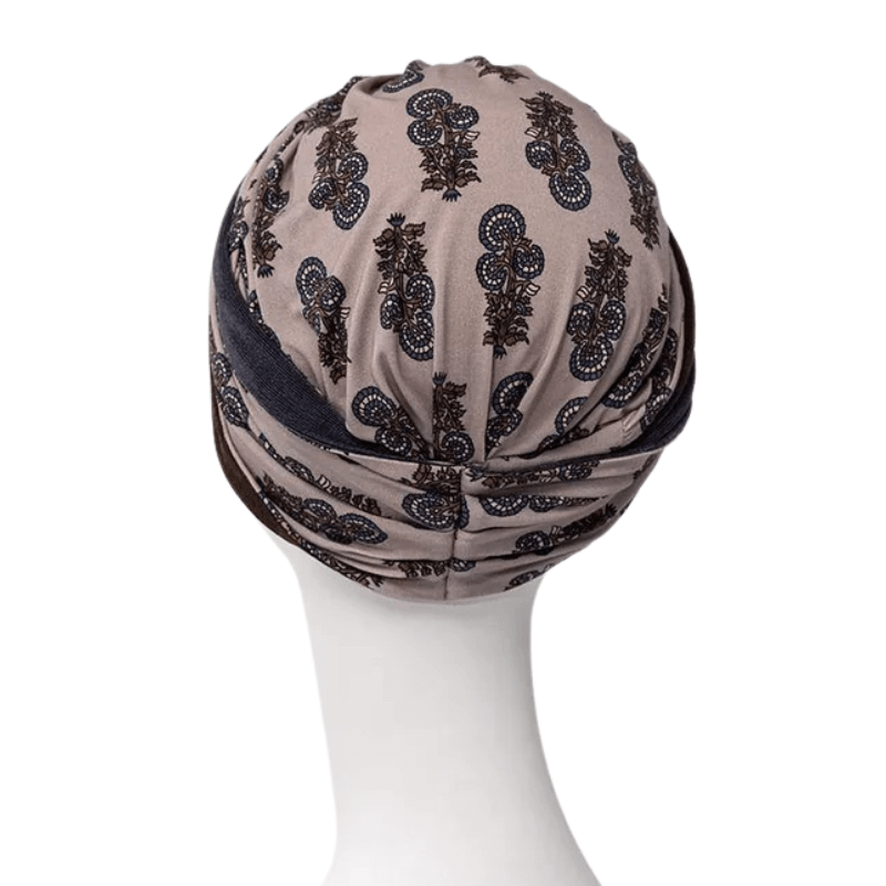 Shakti Turban in Beige mit dunklem Paisley-Muster, Rückansicht auf Schaufensterpuppe mit elegantem Knoten
