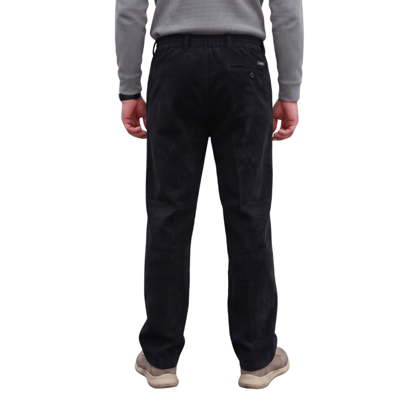 Von hinten gesehen: schwarze Cordhose mit Gummibund, Gürtelschlaufen und einer diskreten Gesäßtasche