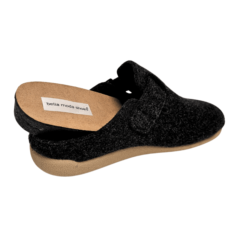 Antracietgrijze damespantoffel van wol met de uitneembare binnenzool waarop "bella moda shoes" staat