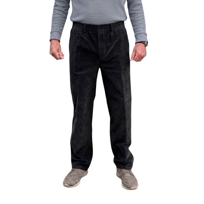 Schwarze Cordhose mit Gummibund und klassischen Nähten von vorne an einer Person