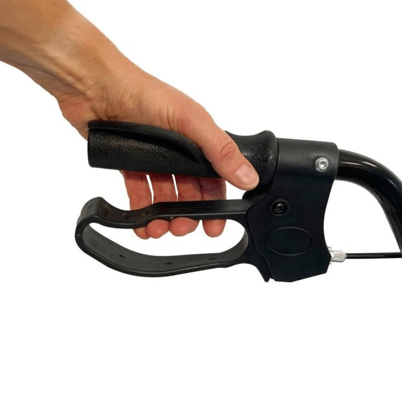 Close-up van een hand die de ergonomische handgreep en de remhendel van een rollator vasthoudt