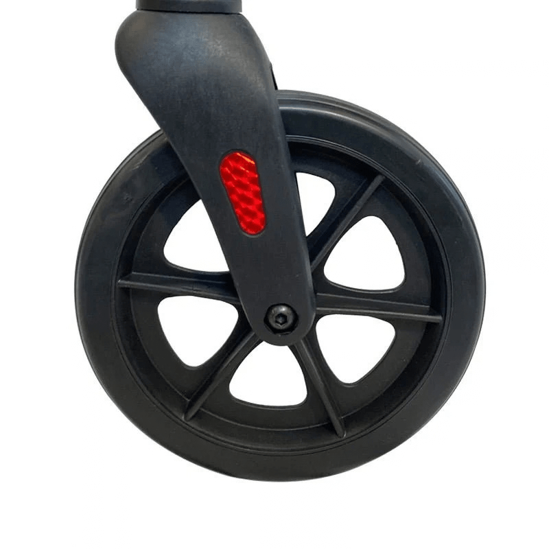 Close-up van een zwart lekvrij rubberen wiel op de Ibis rollator met rode reflector