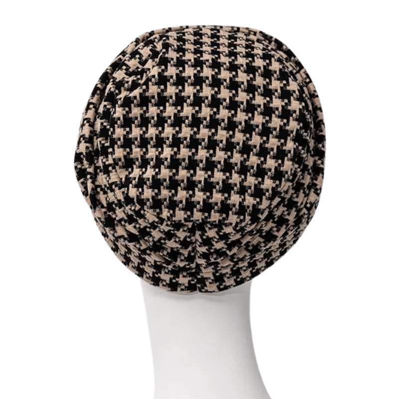 Lea Turban in Schwarz-Beige Hahnentrittmuster, von hinten auf einer weißen Schaufensterpuppe, mit leichtem Baggy-Effekt
