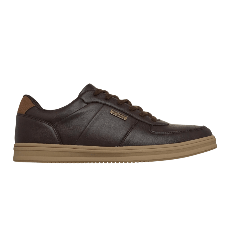 Brauner Skechers wasserabweisender Herren-Sneaker, Seitenansicht mit Schnürsenkeln und heller brauner Sohle