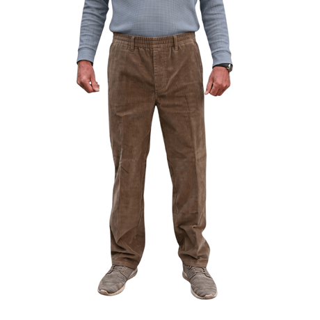 Braune Cordhose mit Gummibund und Gürtelschlaufen, von vorne an einer Person gezeigt