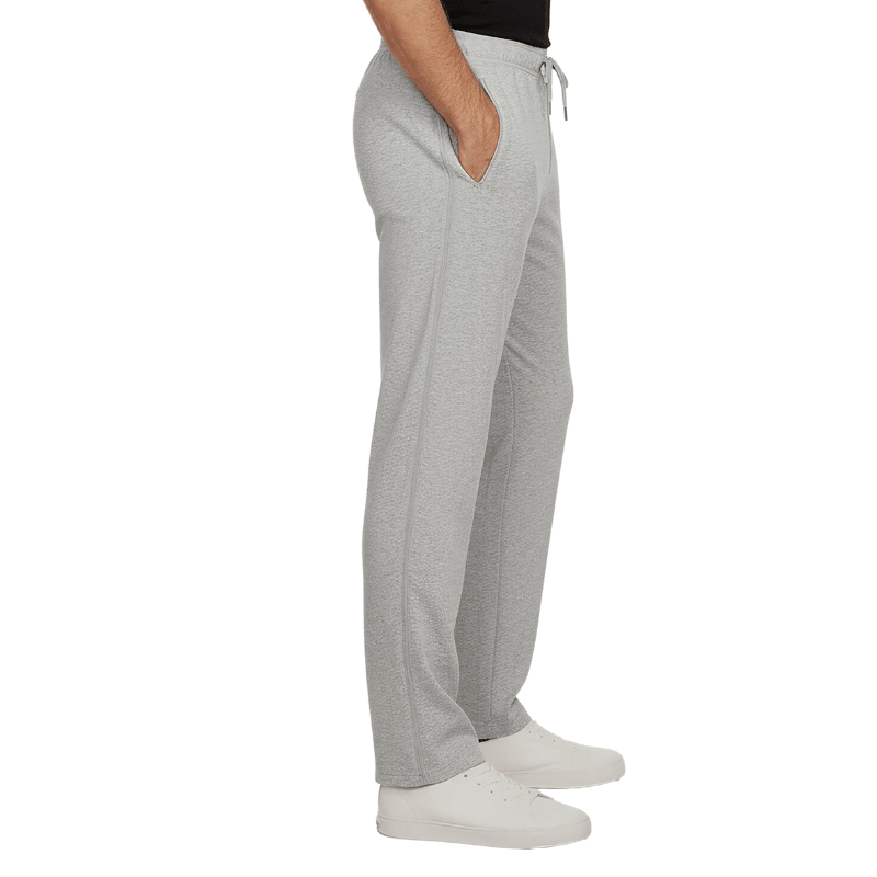 Grijze joggingbroek met gesloten zijritsen en steekzakken, van de zijkant gezien op een persoon