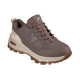 Mokkakleurige Skechers wandelschoen voor dames, schuin vooraanzicht met gedetailleerde veters en logo op de tong