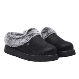Ein Paar schwarze Skechers Damenhausschuhe mit grauem Kunstfell und Wildlederoptik, leicht schräg von vorne