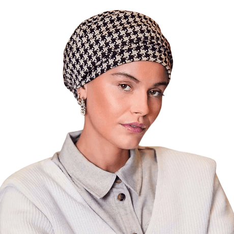 Lea tulband in zwart-beige pied-de-poulemotief, van voren gedragen door een vrouw, met elegant volume