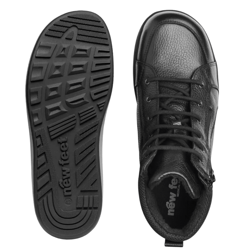Ein schwarzer New Feet Herrenstiefel von oben und eine Laufsohle mit Profil und "new feet" Logo