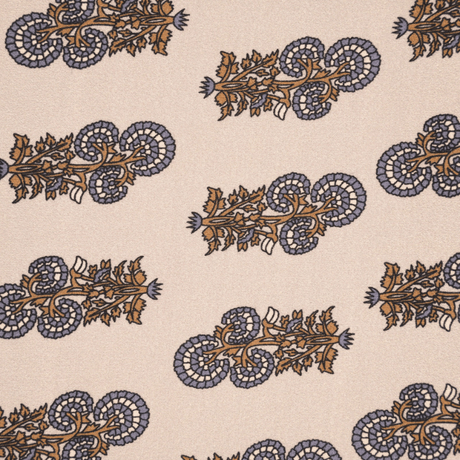 Close-up van het klassieke paisley-patroon op de Beatrice tulband in beige, bruin en stofblauw
