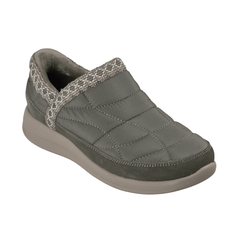 Olijfgroene Skechers vrijetijdsschoen voor dames, schuin vooraanzicht, met gewatteerd bovenwerk en suède details