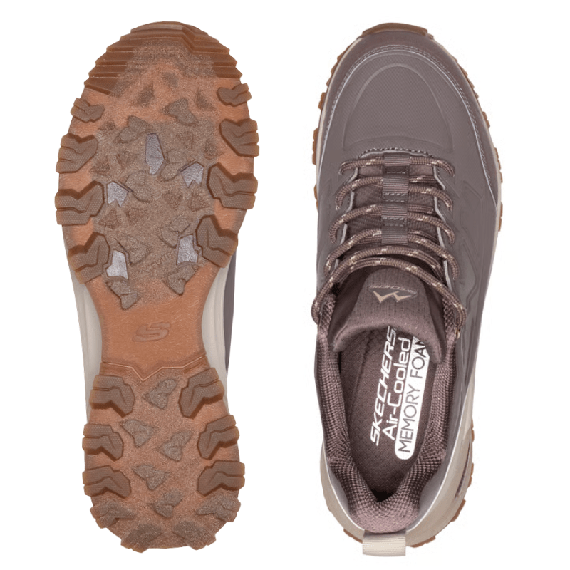 Twee bruine Skechers sneakers bovenaanzicht; de ene toont het zoolpatroon, de andere de binnenzool met memory foam