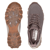 Twee bruine Skechers sneakers bovenaanzicht; de ene toont het zoolpatroon, de andere de binnenzool met memory foam