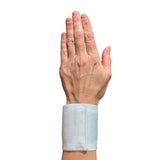 Weiße Handgelenkstütze von vorne an einer Hand mit offener Handfläche, zeigt den verstellbaren Klettverschluss