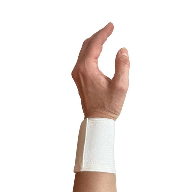 Weiße Handgelenkstütze von der Seite an einem Handgelenk, zeigt die elastische Textur und Nähte nah